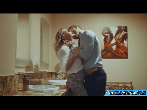 ❤️ Cuando una rubia tetona te seduce en un baño público ☑ Porno ruso en es.amourpassionfever.ru ❌️